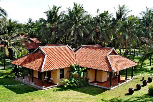 Nhà ở quê thiết kế vừa truyền thống vừa hiện đại, kết nối nhà chính và hàng  hiên bằng mái dốc ngói đỏ